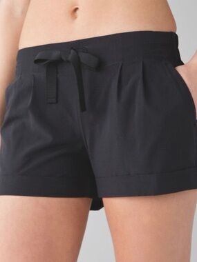 Lululemon Spring Break Away Short 4-Way Stretch Black Shorts Sz 8
